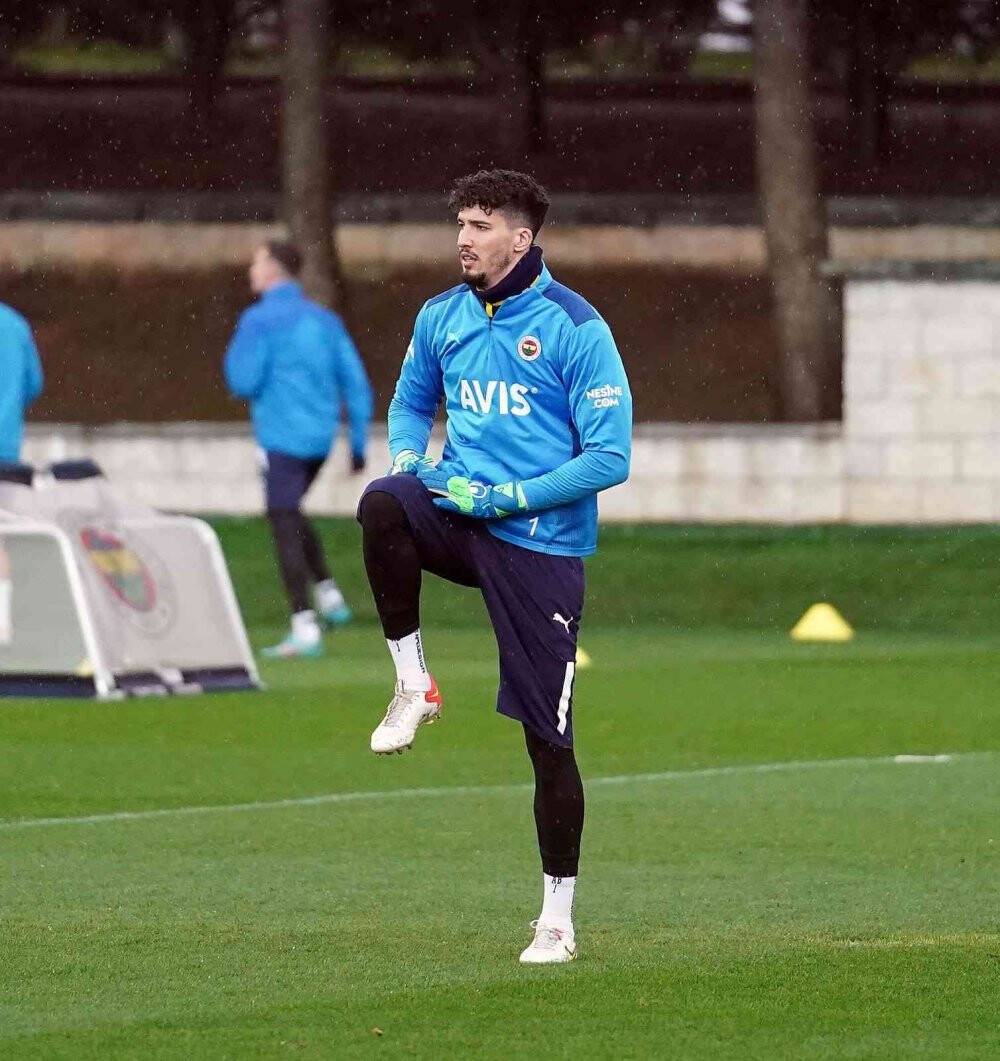 Fenerbahçe, Galatasaray derbisine yağmur altında çalıştı