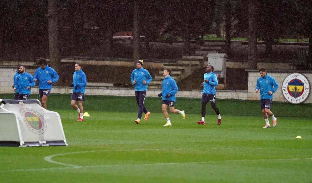 Fenerbahçe, Galatasaray derbisine yağmur altında çalıştı
