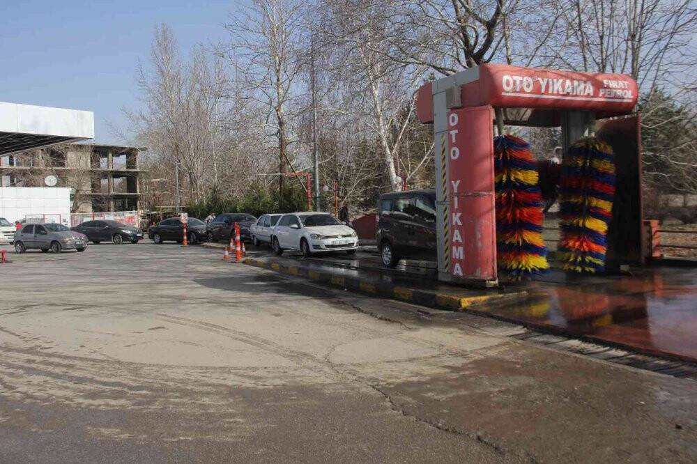 Gökten çamur yağdı oto yıkamacılarda kuyruk oluştu