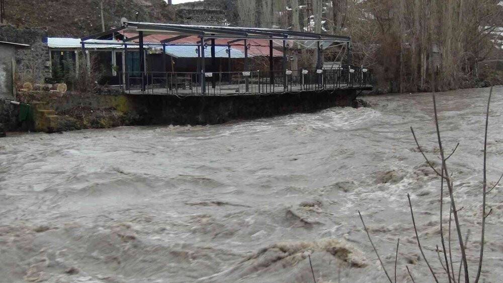 Kars’ta sel tehlikesi devam ediyor