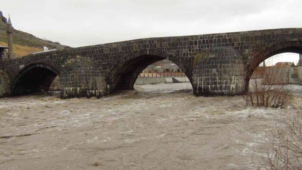 Kars’ta sel tehlikesi devam ediyor
