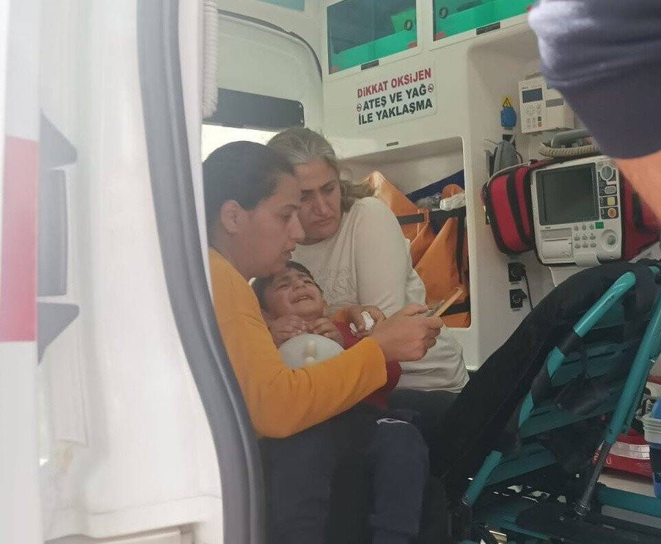 Sokakta oynayan çocuğa otomobil çarptı