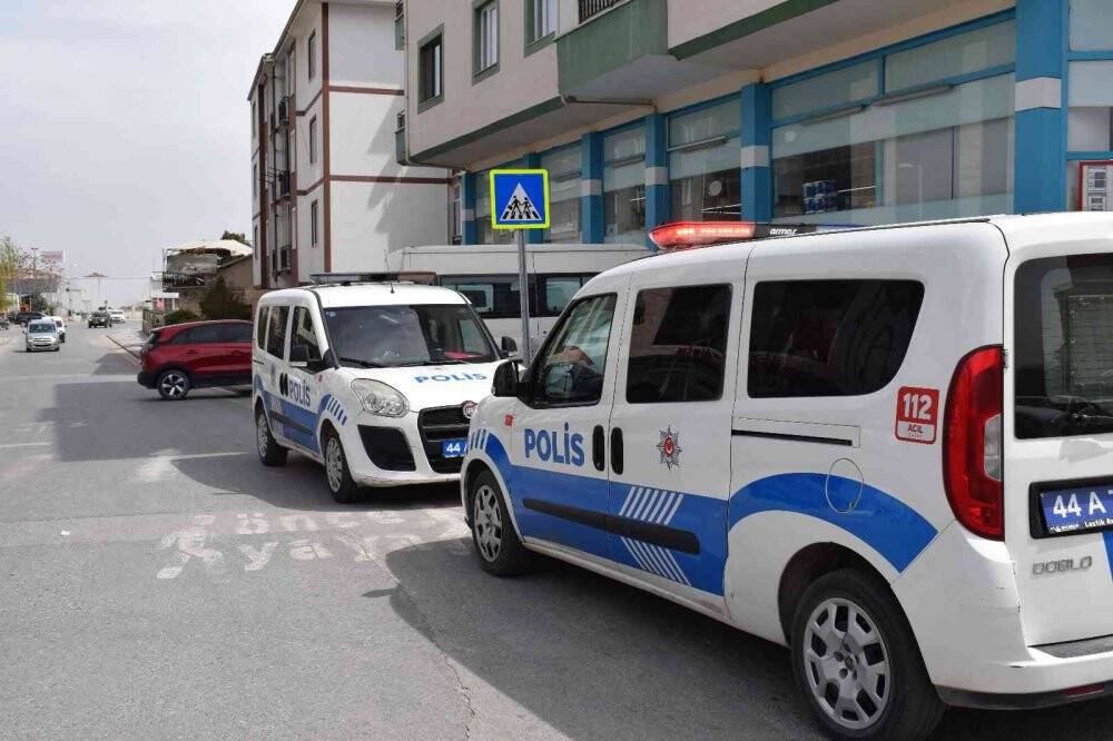 Başından yaralanan genç polisi alarma geçirdi