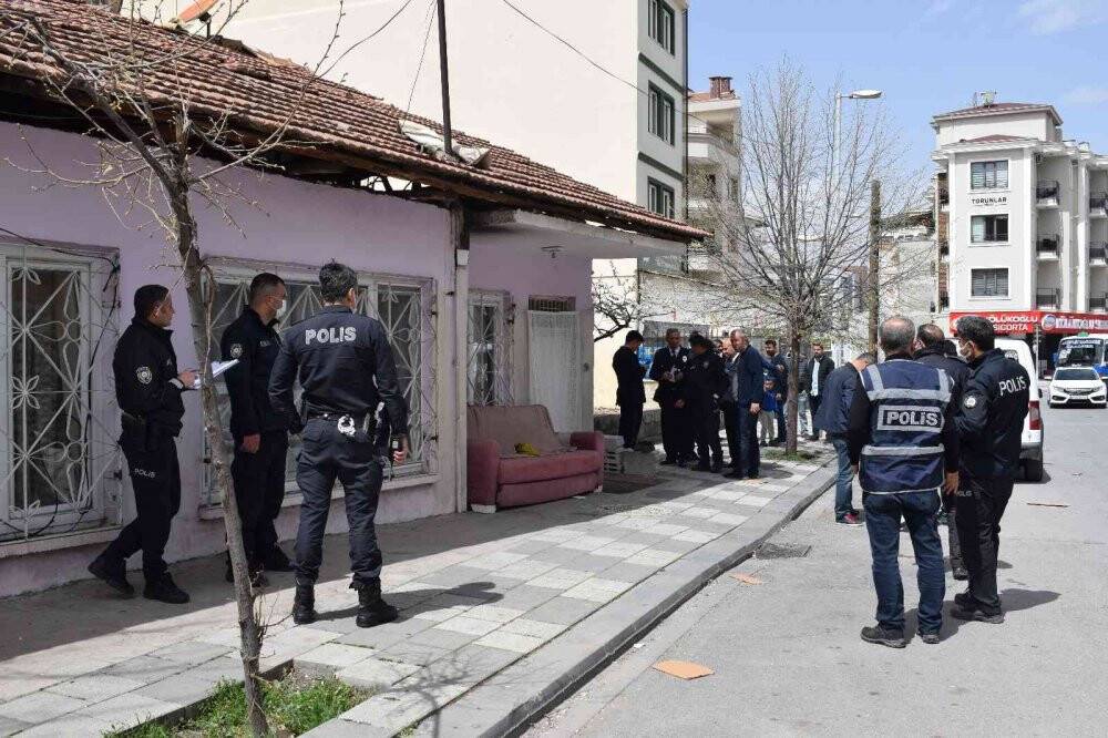 Başından yaralanan genç polisi alarma geçirdi