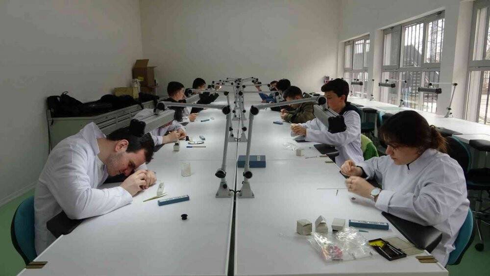 Cumhurbaşkanı Erdoğan’a hediye edilen saat bu okulda yapıldı