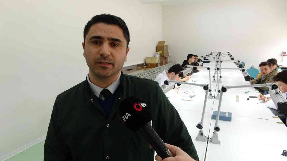 Cumhurbaşkanı Erdoğan’a hediye edilen saat bu okulda yapıldı