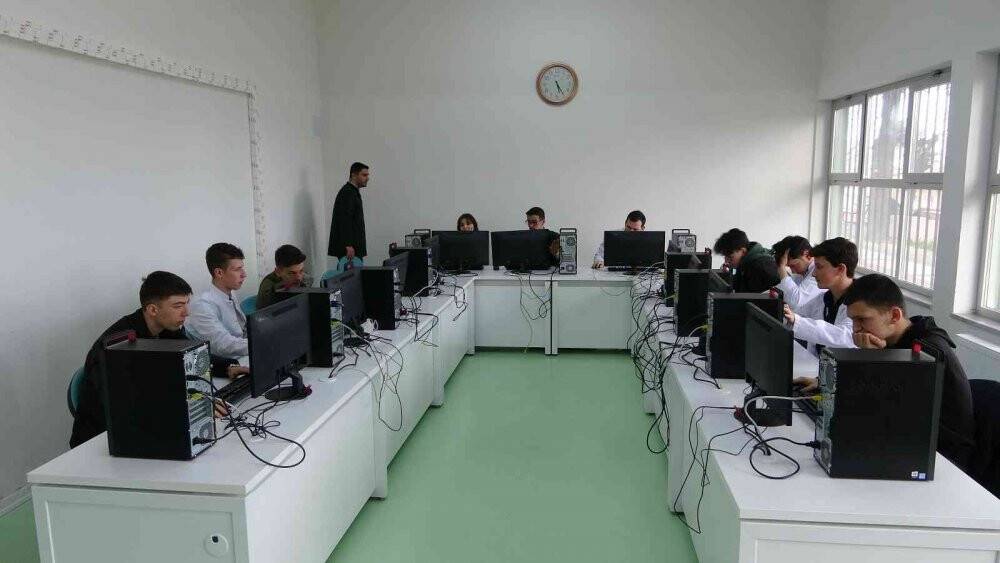 Cumhurbaşkanı Erdoğan’a hediye edilen saat bu okulda yapıldı