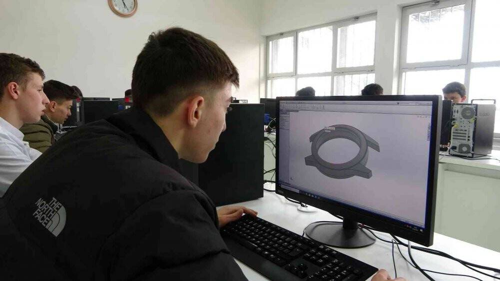 Cumhurbaşkanı Erdoğan’a hediye edilen saat bu okulda yapıldı