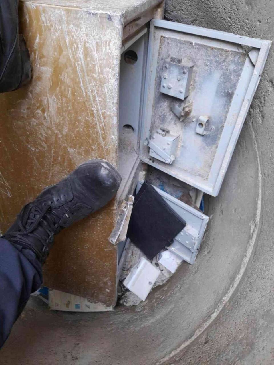 Girdikleri evde çelik kasadan altın ve paraları çalan 4 şüpheli tutuklandı