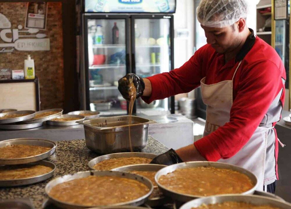 İftarda tatlı, sahurda ekmek vazgeçilmez lezzet; tahinli pide