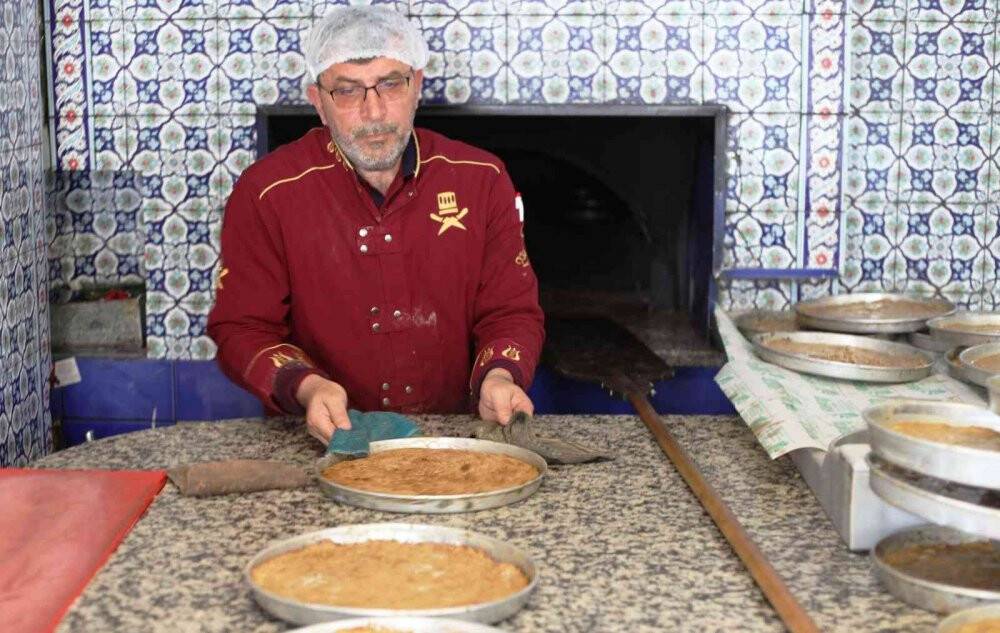İftarda tatlı, sahurda ekmek vazgeçilmez lezzet; tahinli pide