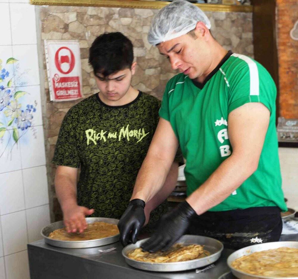İftarda tatlı, sahurda ekmek vazgeçilmez lezzet; tahinli pide
