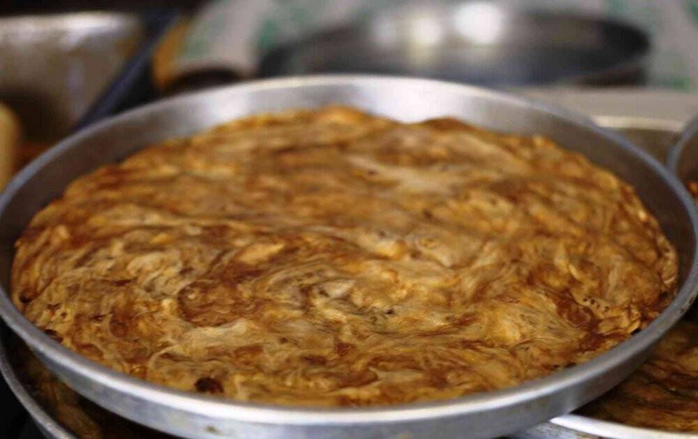 İftarda tatlı, sahurda ekmek vazgeçilmez lezzet; tahinli pide