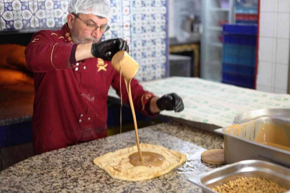 İftarda tatlı, sahurda ekmek vazgeçilmez lezzet; tahinli pide