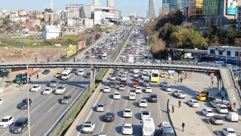 İstanbul’da cuma trafiği: Uzun kuyruklar  oluştu