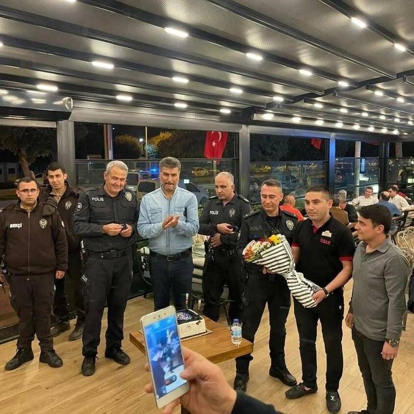 Kavga ihbarında bulunup polise pastalı kutlama yaptı
