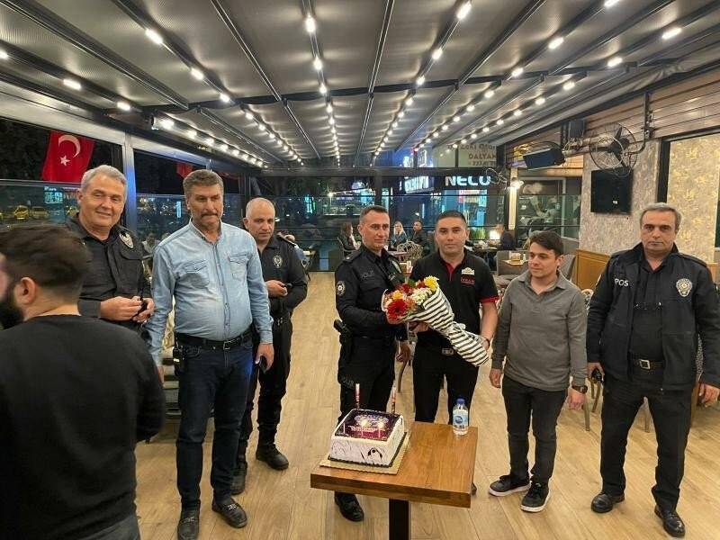 Kavga ihbarında bulunup polise pastalı kutlama yaptı