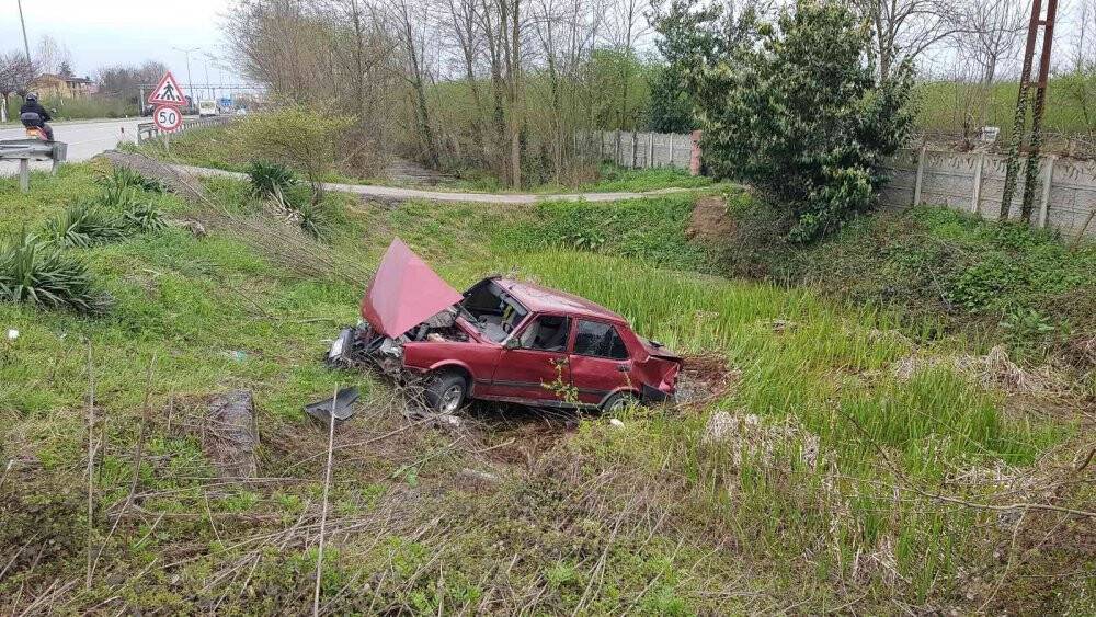 Lastiği patlayan otomobil şarampole uçtu: 1 yaralı