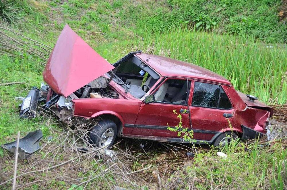 Lastiği patlayan otomobil şarampole uçtu: 1 yaralı