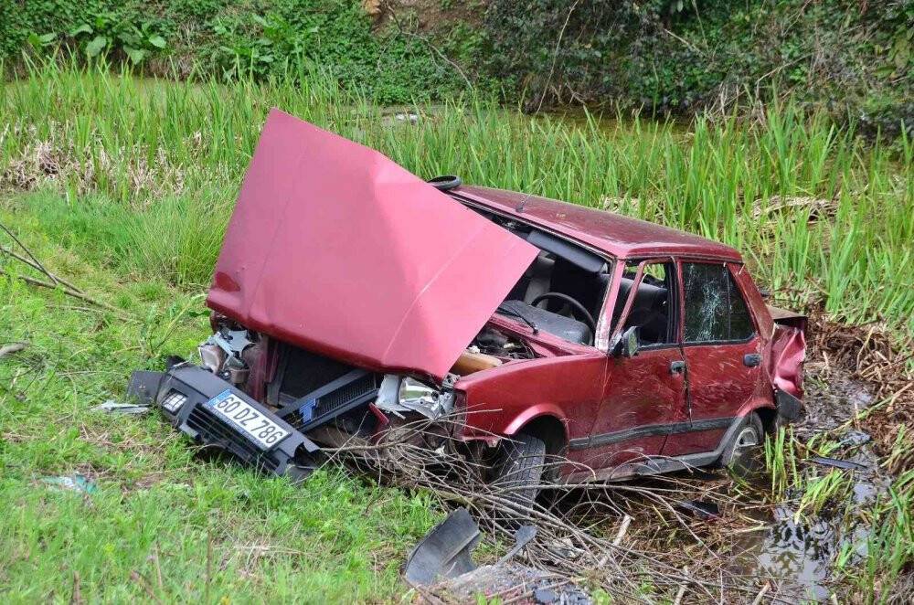 Lastiği patlayan otomobil şarampole uçtu: 1 yaralı