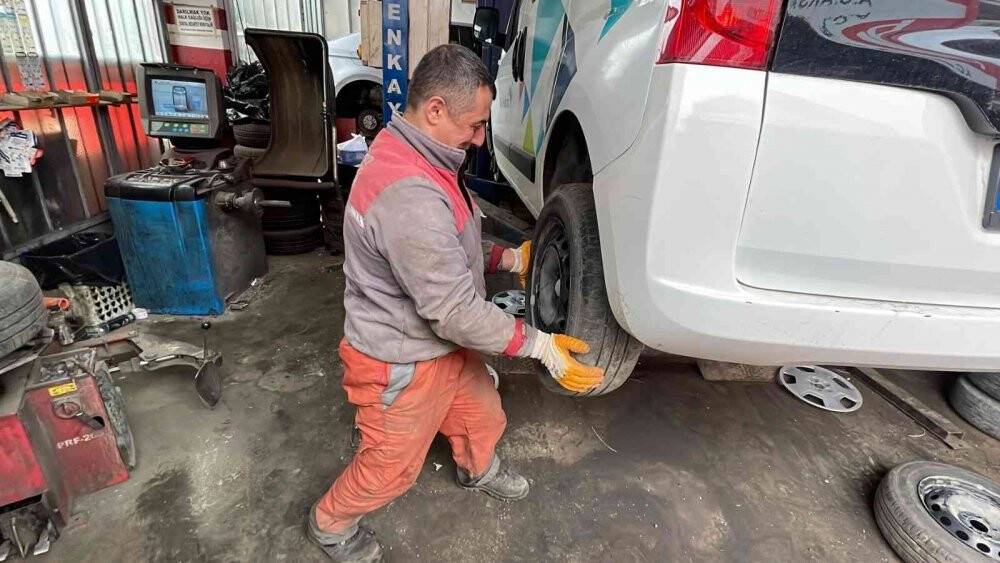 Oto lastikçilerde değişim yoğunluğu yaşanıyor
