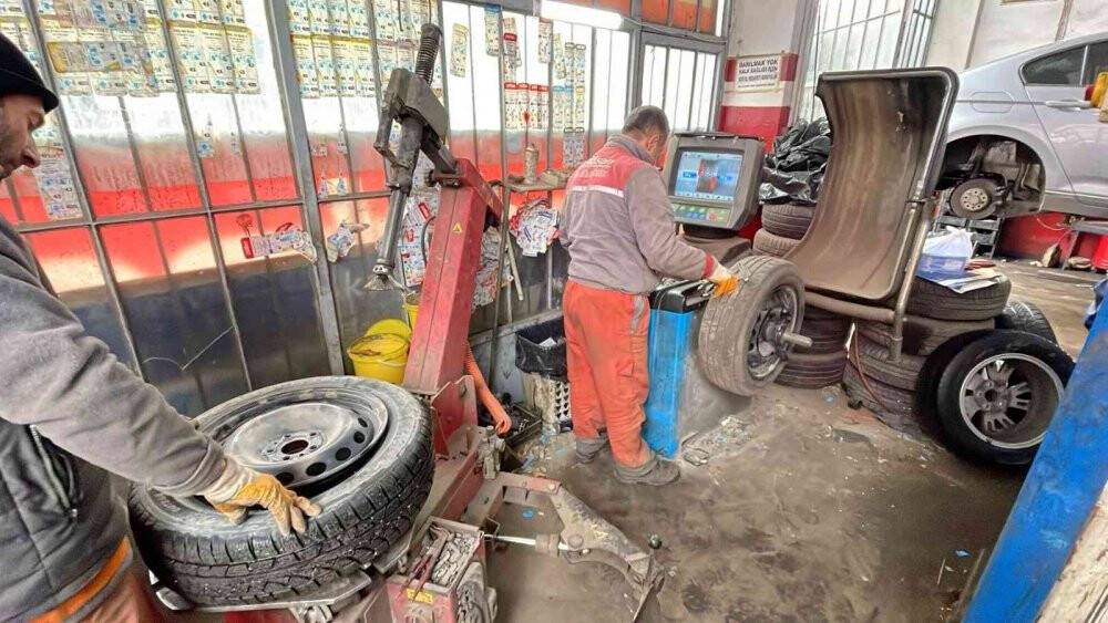 Oto lastikçilerde değişim yoğunluğu yaşanıyor