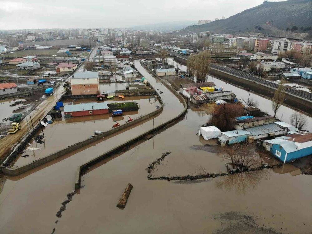 Sular altında kalan evler havadan görüntülendi