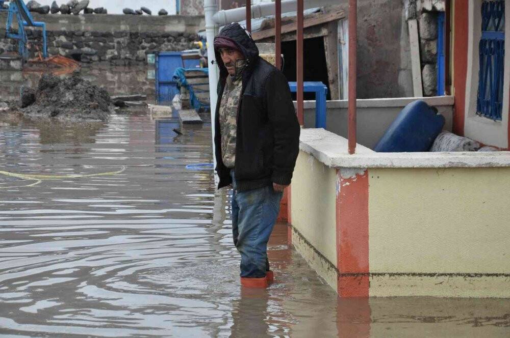 Sular altında kalan evler havadan görüntülendi