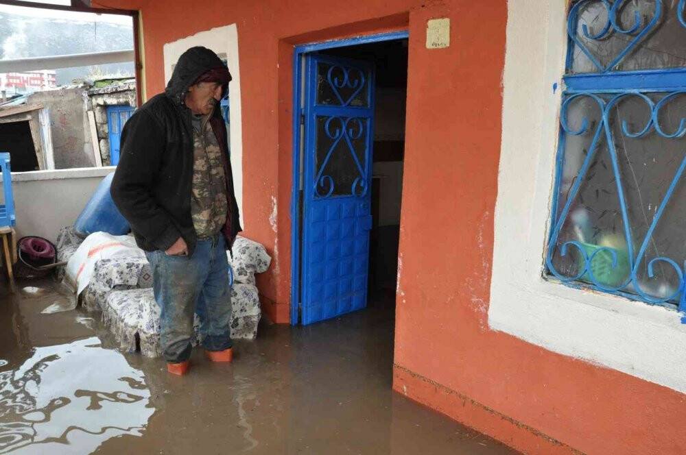 Sular altında kalan evler havadan görüntülendi