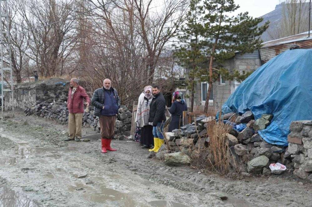 Sular altında kalan evler havadan görüntülendi