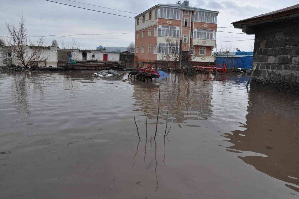 Sular altında kalan evler havadan görüntülendi