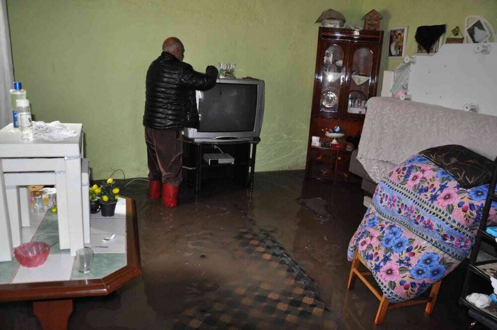 Sular altında kalan evler havadan görüntülendi