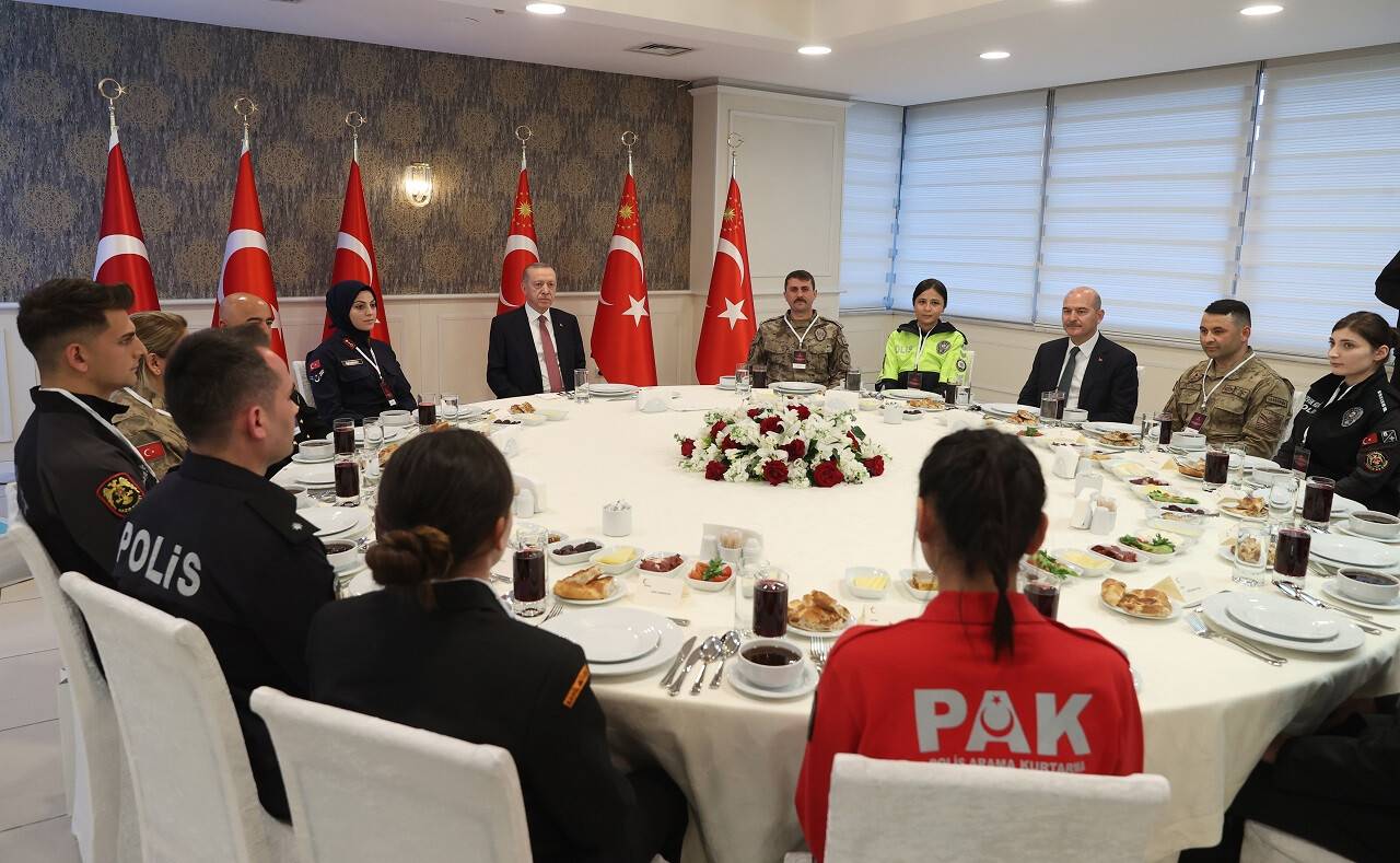 aa-20220409-27519260-27519248-cumhurbaskani-erdogan-guvenlik-gucleriyle-iftarda-bir-araya-geldi.jpg