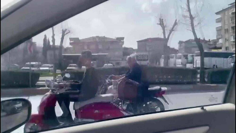 Akan trafikte tehlikeli yardımlaşma