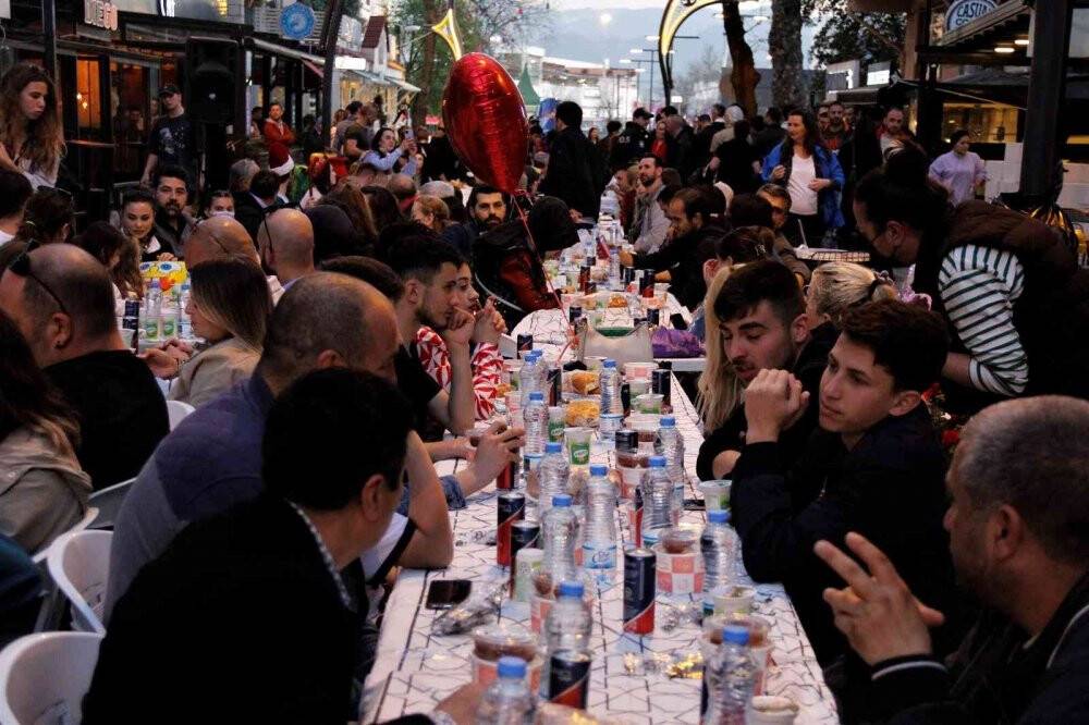 Bu sokakta 6 yıldır iftar sofrası imece usulü kuruluyor