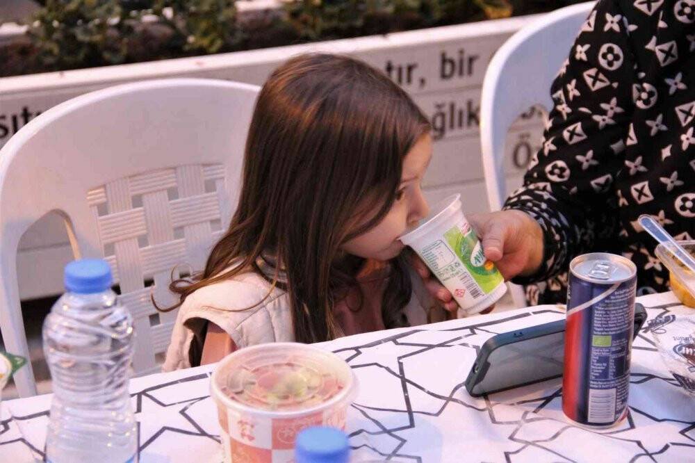 Bu sokakta 6 yıldır iftar sofrası imece usulü kuruluyor