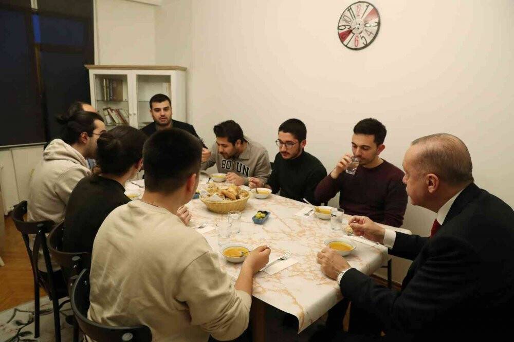 Cumhurbaşkanı Erdoğan, iftarda öğrenci evine misafir oldu