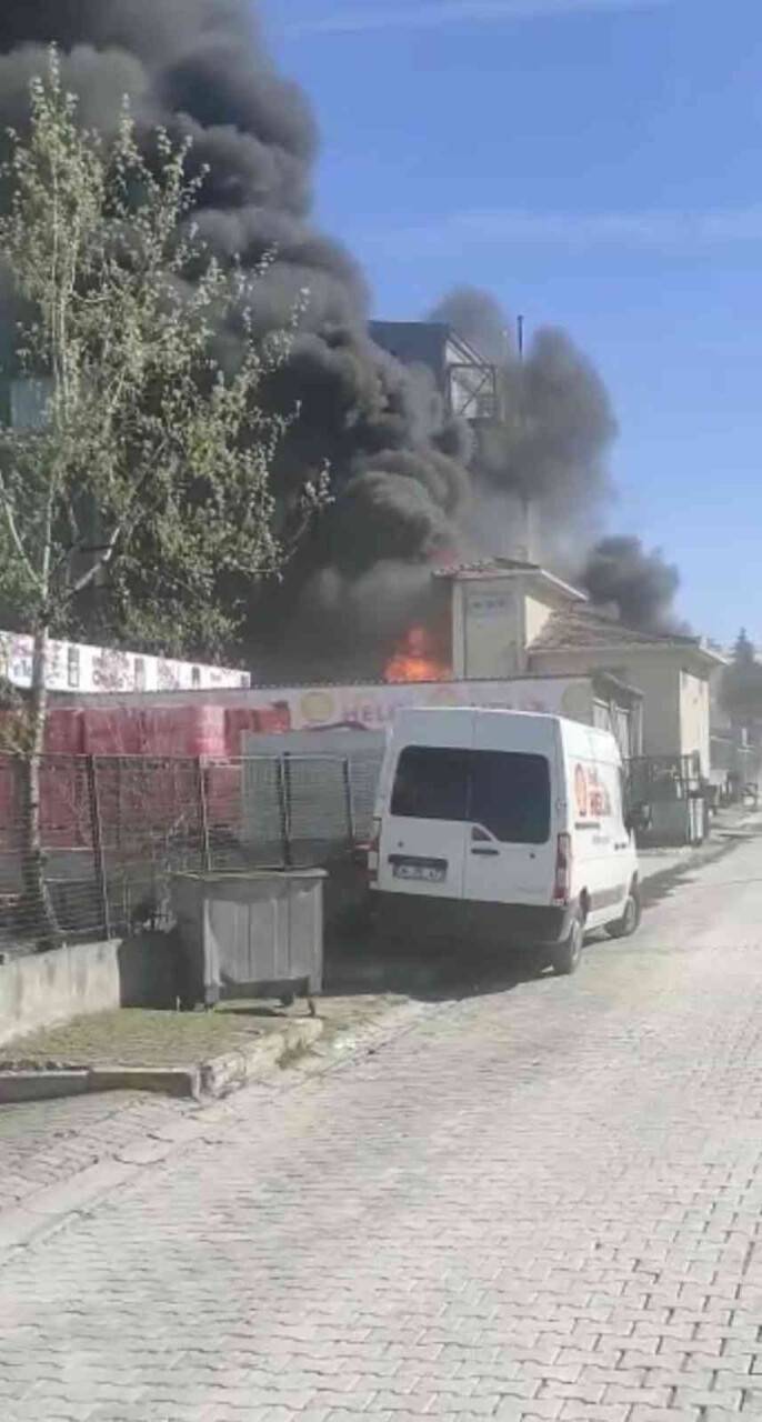 Tuzla boya fabrikasında yangın çıktı