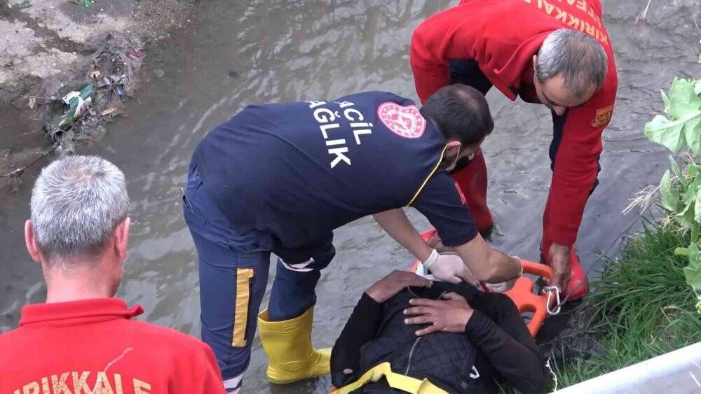 Atık su kanalına düşerek yaralandı