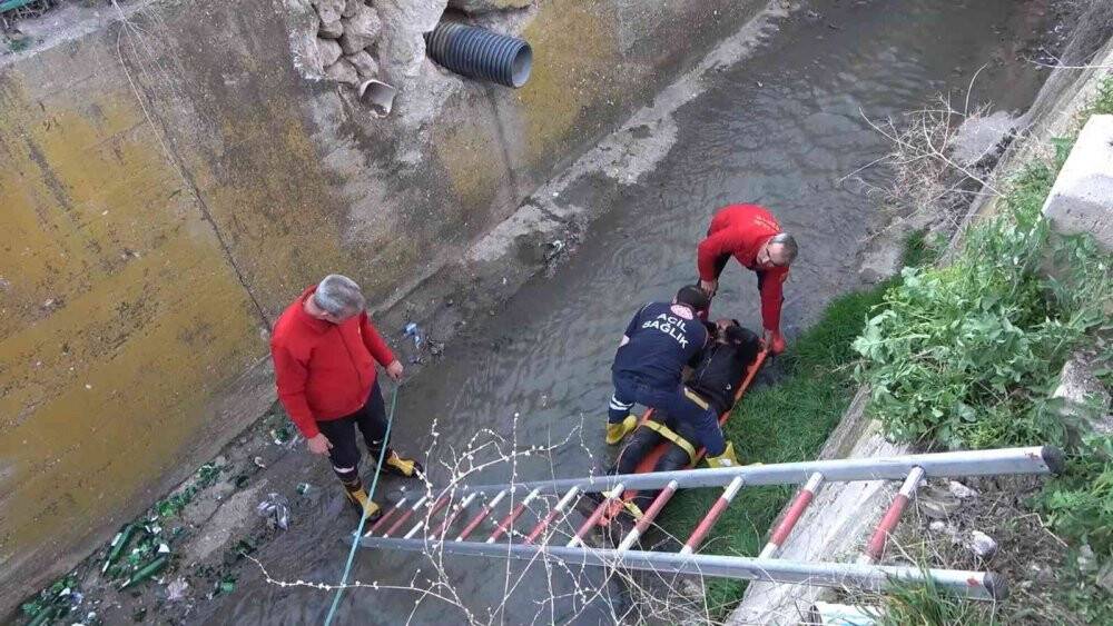 Atık su kanalına düşerek yaralandı