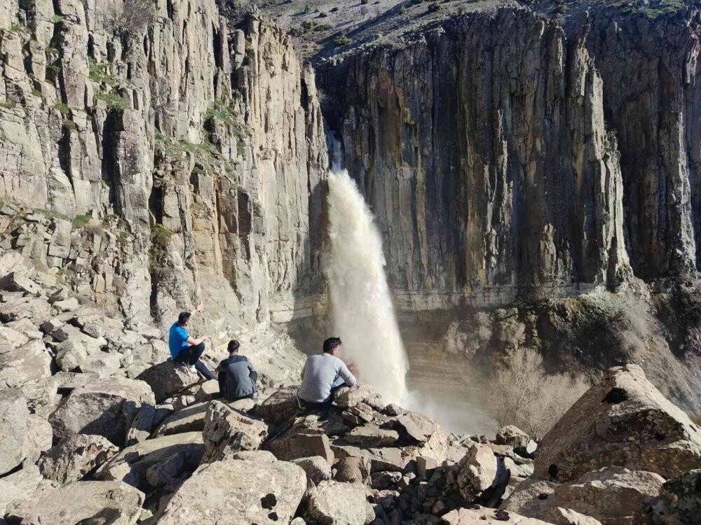 Heybeti ve güzelliğiyle ilgi odağı oldu