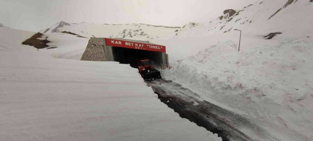 Kar kalınlığı 6 metreyi buldu, ekipler yolu bulmakta güçlük çekiyor
