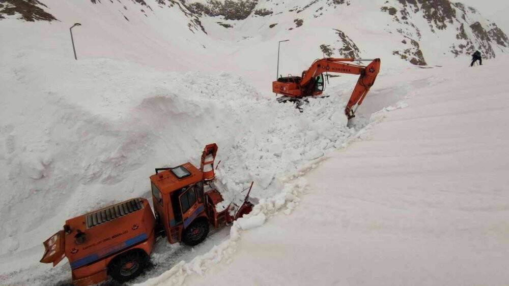 Kar kalınlığı 6 metreyi buldu, ekipler yolu bulmakta güçlük çekiyor