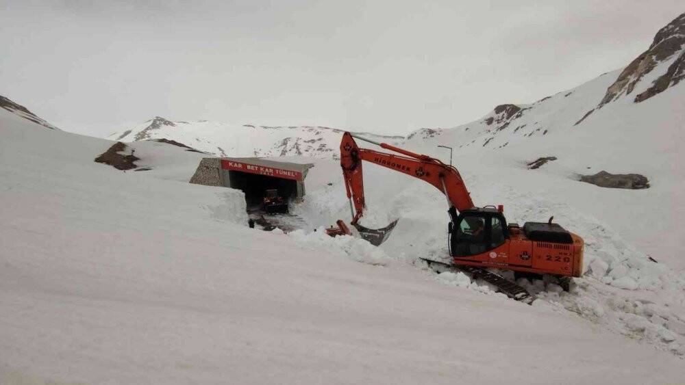 Kar kalınlığı 6 metreyi buldu, ekipler yolu bulmakta güçlük çekiyor