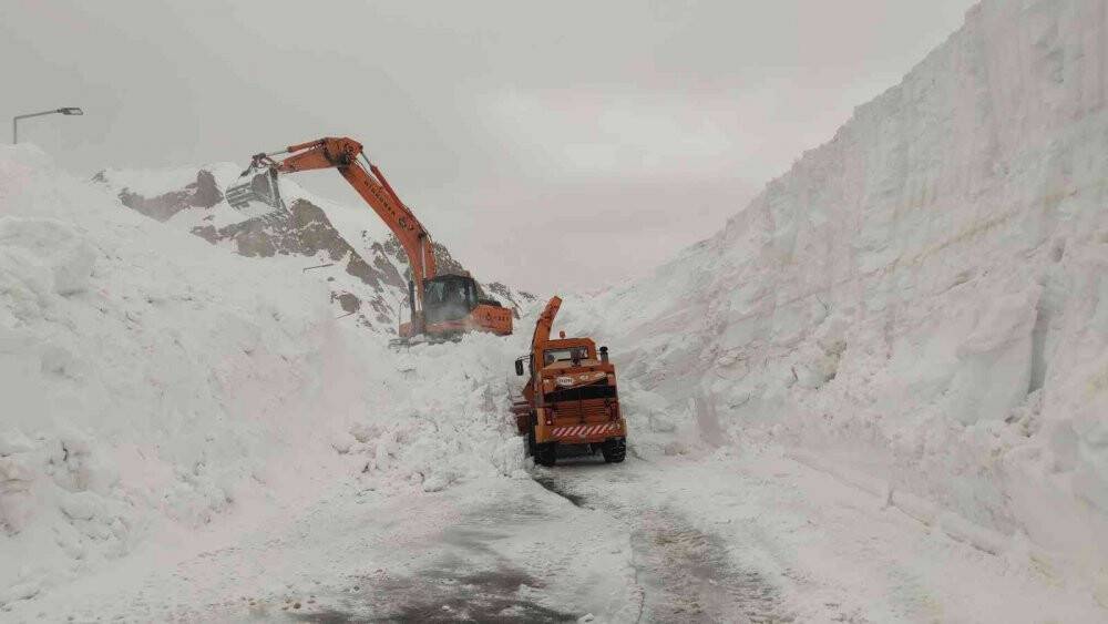 Kar kalınlığı 6 metreyi buldu, ekipler yolu bulmakta güçlük çekiyor