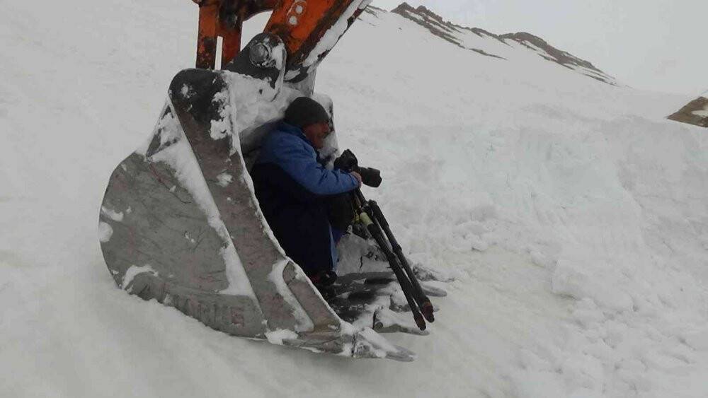 Kar kalınlığı 6 metreyi buldu, ekipler yolu bulmakta güçlük çekiyor
