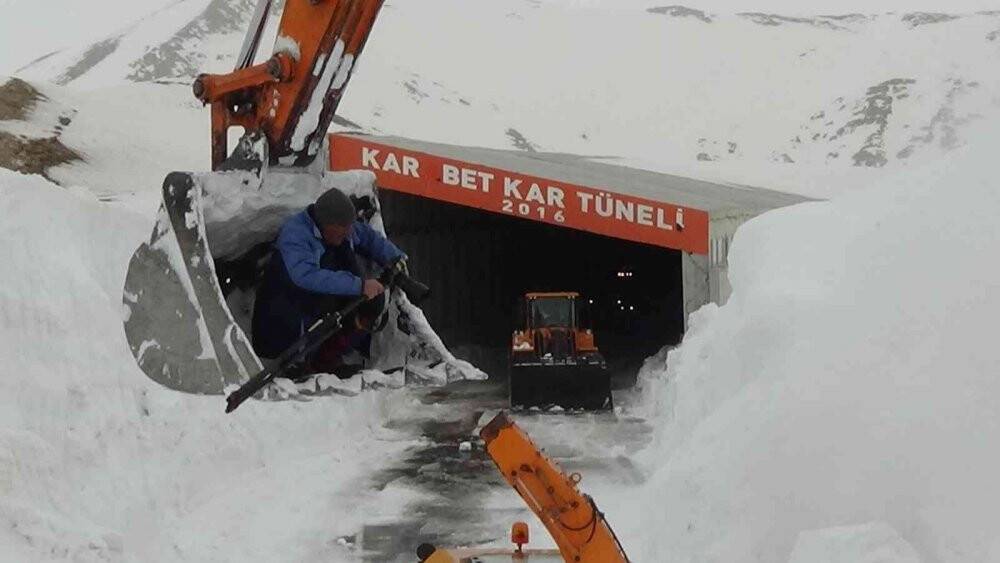 Kar kalınlığı 6 metreyi buldu, ekipler yolu bulmakta güçlük çekiyor