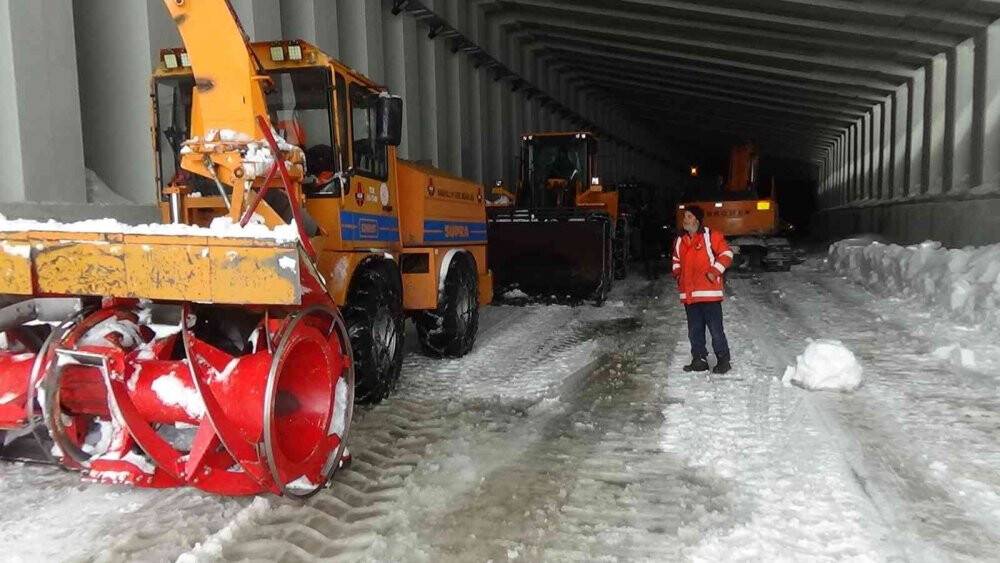 Kar kalınlığı 6 metreyi buldu, ekipler yolu bulmakta güçlük çekiyor