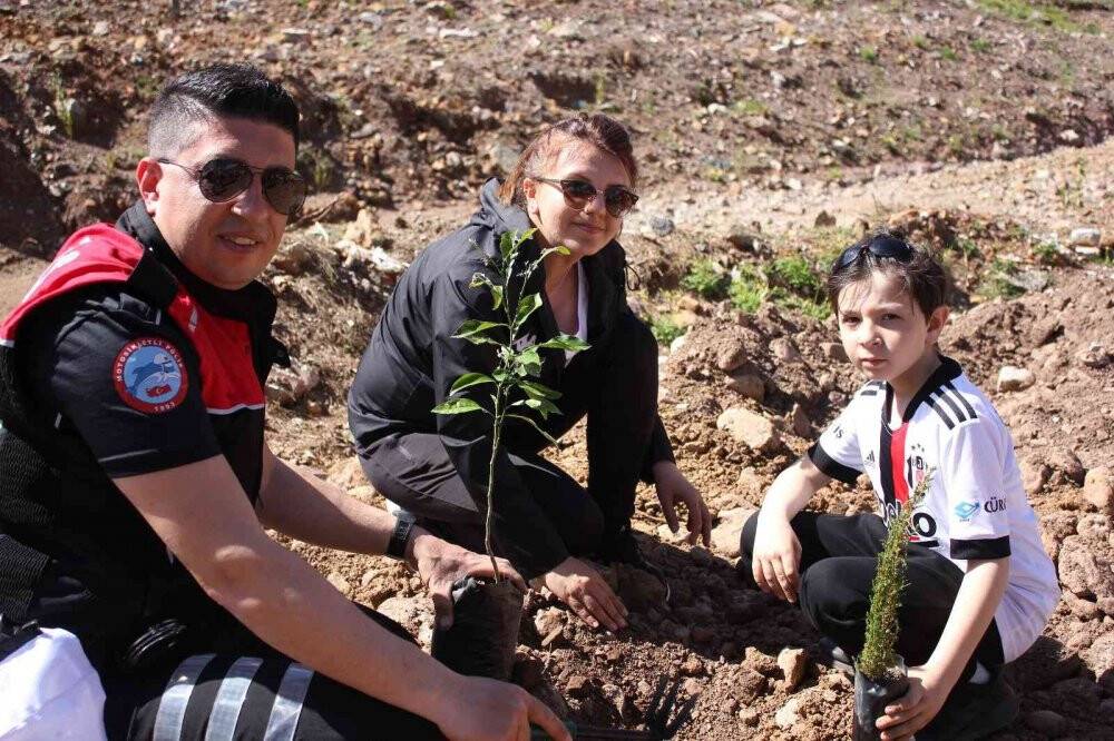 Polisler aileleri ile yanan alanlara fidan diktiler