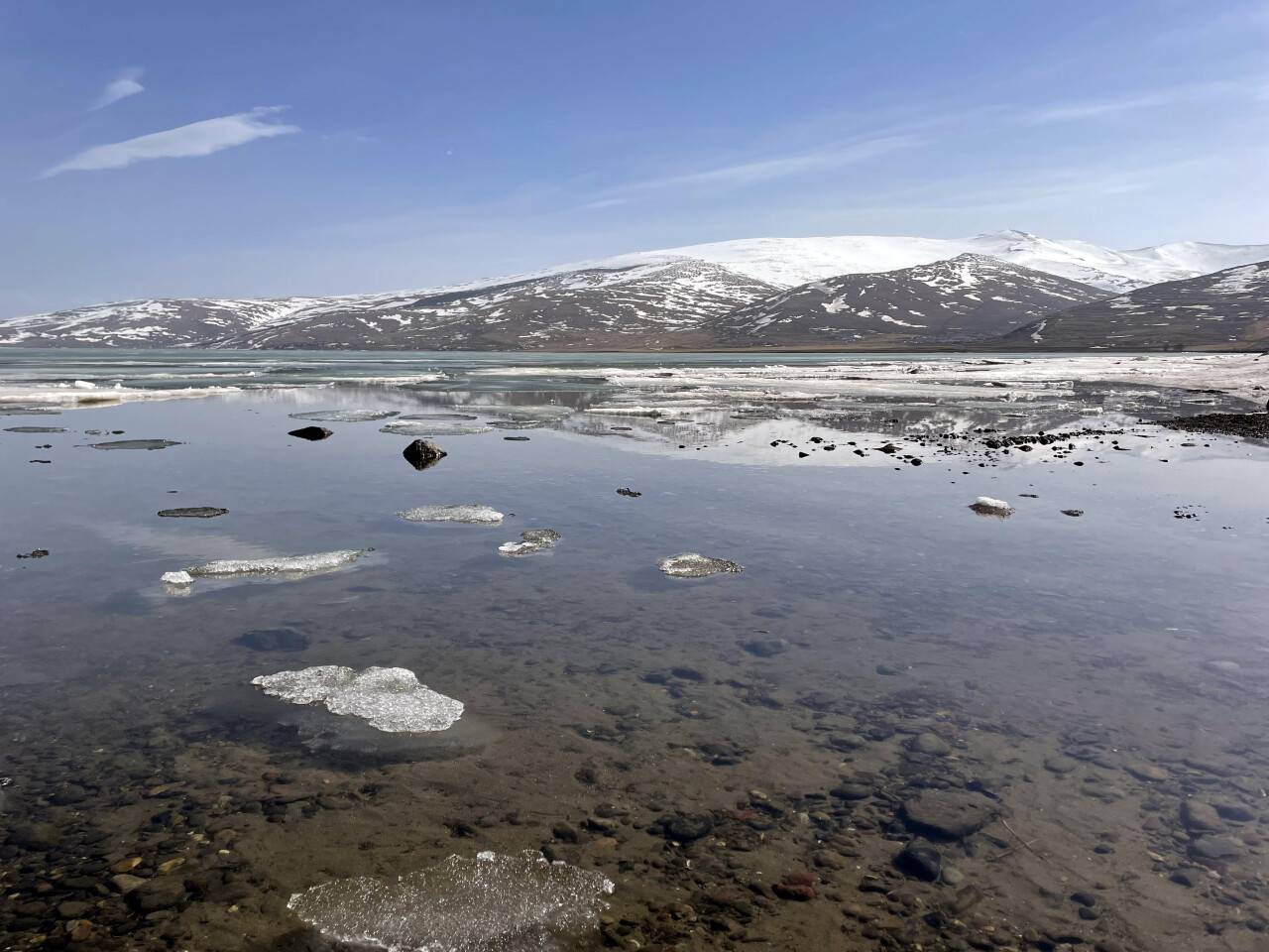 aa-20220411-27535200-27535193-cildir-golunu-kaplayan-buz-tabakasi-erimeye-basladi.jpg